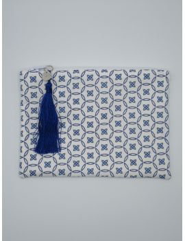 Trousse plate avec médaille poinçonnée et pompon